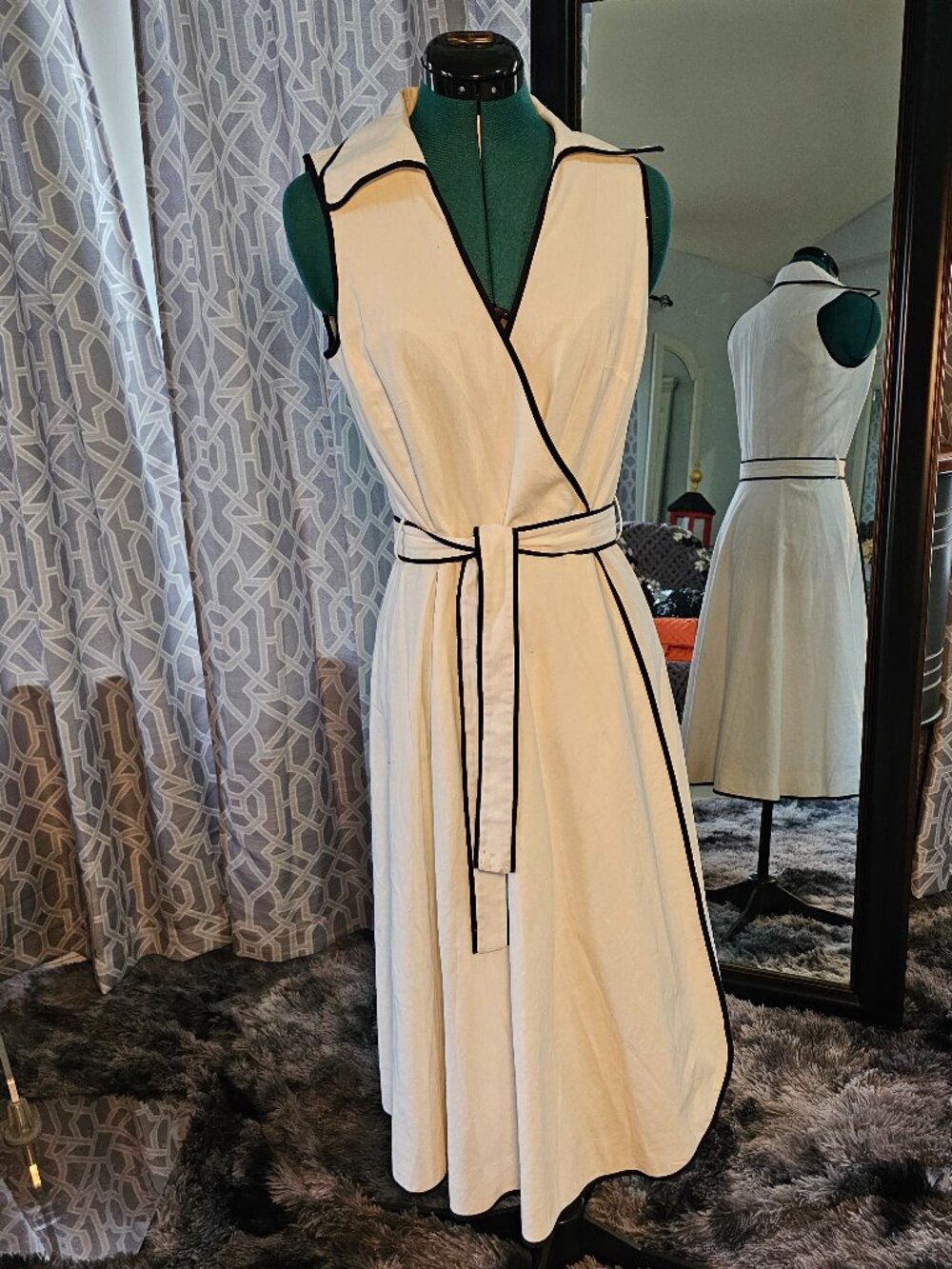 Neiman Marcus Exclusive Cream Contrast‑Trim Belted Dress – Size M